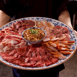 肉の魅力を一皿に凝縮。“15種の階段盛り”で味わう極上の饗宴