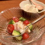 炭焼 ちきんかばぶ - 胸肉とアボカドとトマトのオリーブオイル和え