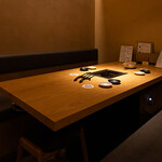 YAKINIKU TORA - 内観 テーブル