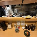 黒豚とんかつ ほり壱 - カウンター席と厨房