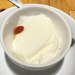 羽根餃子とフライパン中華 馬馬虎虎 - 杏仁豆腐