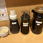 黒豚とんかつ ほり壱 - カウンター上の調味料