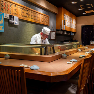 【１Ｆ】カウンター席　一見さんでもお気軽にどうぞ