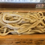 やまや製麺所 深谷総本店 - 石挽き地粉と小麦胚芽入りの全粒粉入りの
                                「黒うどん」