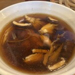 やまや製麺所 深谷総本店 - 舞茸の旨みと香りが染み込んだつけ汁