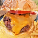 cafe STUDIO - ガーリックバターチーズメルトバーガー