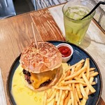 cafe STUDIO - ●ガーリックバターチーズメルトバーガー
●グリーンアップルレモネード