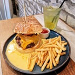 cafe STUDIO - ●ガーリックバターチーズメルトバーガー
●グリーンアップルレモネード