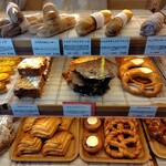 シャン ド ブレ - ショーケースに入ったパン達