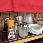 岐阜タンメン - 味変セット（左奥から醤油、酢、替え玉用タレ。左手前からラー油、胡椒）