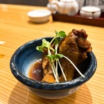 焼鳥 とり藤 - お通し（手羽元煮込み）