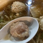 ラーメン・豚足 太吉 - 身ぐるみ剥がされたレンゲの中のワンタンの肉餡と鶏つみれ！
