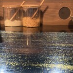 ラーメン・豚足 太吉 - 光沢を放つカウンター