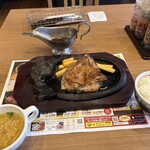 ブロンコビリー - 料理写真:暫く待つと注文したチキンステーキランチ１０７８円の出来上がりです。