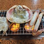 魚山亭 - 生けたカニ1枚を目の前で焼いていただきます。香ばしい香りがたまりません！活松葉ガニ1枚6000円～