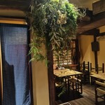 無名塾 - さりげない緑と和の雰囲気で、落ち着く店内。