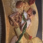 323988481 - 