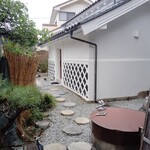 御宿 石川 - 奥のお風呂から裏口出て「束間」への導線