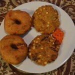 サティヤム - 左がメドゥワダ、右がマサラワダ