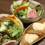 牛の達人 - 農園サラダのハニーマスタードドレッシングでほんのり甘味。老舗の漬物の優しさ往復してるだけで美味しく全てリセットされてしまう。