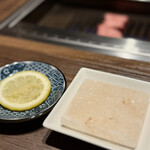 牛の達人 - レモンの果実と岩塩の上で少し滑らせていただきます。