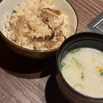 牛の達人 - 小さな土鍋で炊いて盛って下さいます。1人軽く2杯食べれちゃう優しい味。牛骨スープは少しとろみあり美肌になれそう。