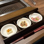 牛の達人 - 前菜▶︎ローストビーフ/松茸のサブレ/胡麻豆腐・雲丹のせ
      キムチやナムルと違って焼肉屋さんを忘れる特別感。
      