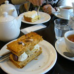 コクテル堂 - ケーキセット６８２円の紅茶はポットで出されます。