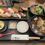 寿司と炉端焼 四季花まる - 今日の10カンランチ1600円。茶碗蒸しもついてます。