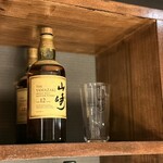 牛の達人 - ウイスキーも、ワインも種類豊富です。壁一面で美しいです。