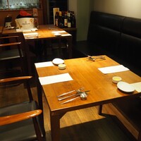 ヴィア・デル・エンメ - 店内（テーブル席）