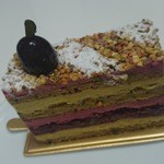 アシッドラシーヌ - ピスタチオ好きを虜にする香ばしくナッティな生地&クリーム、鮮やかなチェリーの酸味、グリオットピスターシュ540円