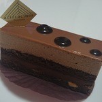 アシッドラシーヌ - オレンジの花の水が香るミルクチョコムースとコニャック風味のガナッシュ、ショコラアンタッセ520円