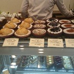 アシッドラシーヌ - 色とりどりのタルトも漏れなく美味しそうなビジュアル