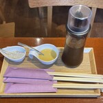 とんかつ ばんぶー - 岩塩、からし、ソース