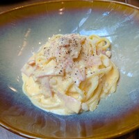 イタリアンレストラン LOKAL HOUSE (voco大阪セントラル) - 選べるパスタは2種(生パスタorカルボナーラ トリュフの香り)より✨️同伴者のカルボナーラ。たまごのクリームパスタという感じだったそう。