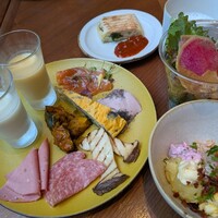 イタリアンレストラン LOKAL HOUSE (voco大阪セントラル) - ランチビュッフェ税込3,000円✨️前菜とスイーツ色々。グラスに入っているのはスムージーです。自分で混ぜるホットポテトサラダが美味！