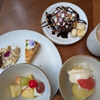 イタリアンレストラン LOKAL HOUSE (voco大阪セントラル) - ランチビュッフェ税込3,000円✨️スイーツ色々。ワッフルも自分で焼くスタイルです。ホットポテトサラダもお替わり。