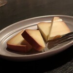DEN - 自家製スモークチーズ