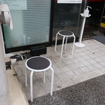 ラーメン二郎 - 店頭の椅子