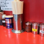 ラーメン二郎 - 卓上調味料