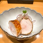 焼鳥 とこしえ - むね肉の皮包み焼き ◎水分コントロールが難しそうなむね肉に見事な火入れ、大根おろしとの相性も良い！