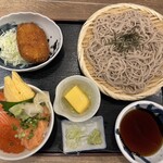 磯丸水産 - そばセット（サーモン3色小丼）　真ん中の黄色のものはマンゴープリン　左上はコロッケ