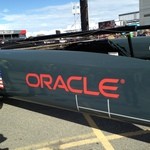 Hog Island Oyster Company - 展示用の双胴のオラクル艇　帆は上げていない。