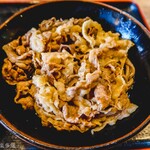 ヨコクラうどん - 肉ぶっかけ蕎麦。麺が見えない点