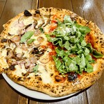 ピッツェリア・ゴンザ - 料理写真:ハーフ&ハーフのスペシャルピッツァ

●郡上産ルッコラのマリナーラ&
郡上産天然きのこと自家製豚ソーセージのピッツァ
Aセット　3,250円

を値段が分からないまま注文してみた