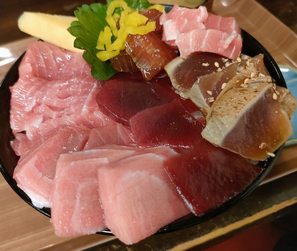 1400円デカ盛り 丼を覆う天然マグロ丼 「まえちゃん」』by