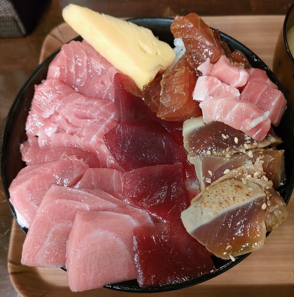 1400円デカ盛り 丼を覆う天然マグロ丼 「まえちゃん」』by