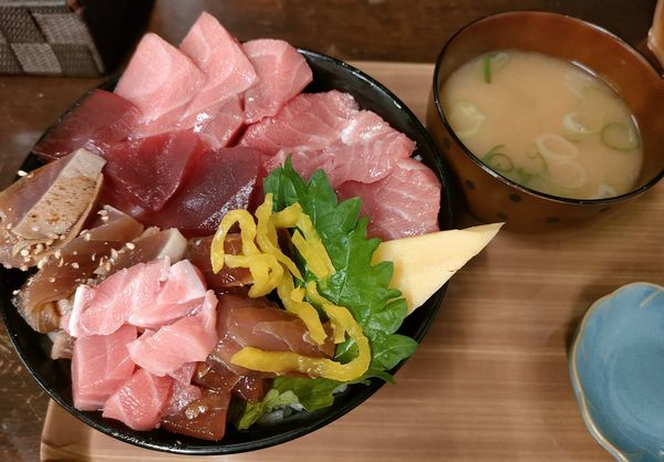 1400円デカ盛り 丼を覆う天然マグロ丼 「まえちゃん」』by