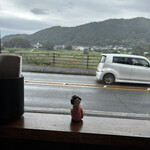 舞妓飯 - 窓際にはかわいい舞妓さんが飾ってあります